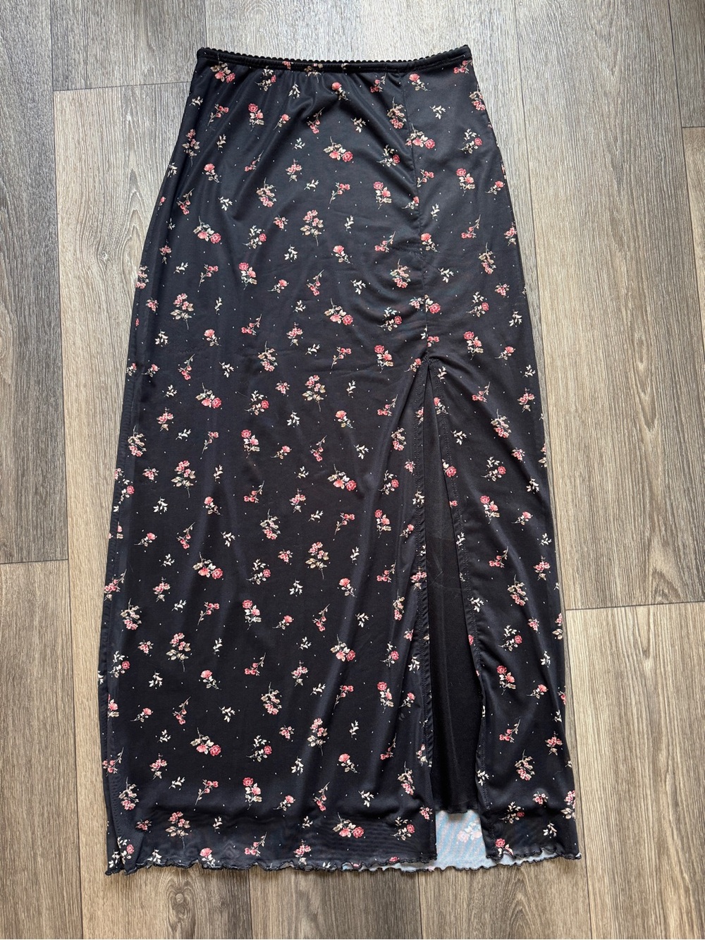 Cute 90s Black Floral Skirt with Side Slit